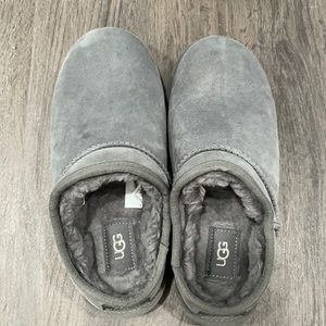 Woman’s classic mini ugg boot